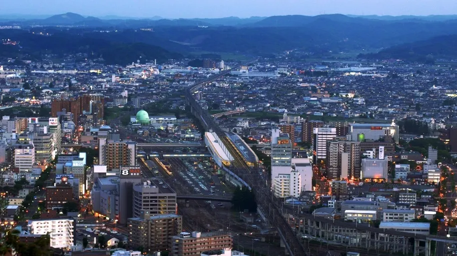 Fukushima_City_with_a_view_of_Fukushima_Station