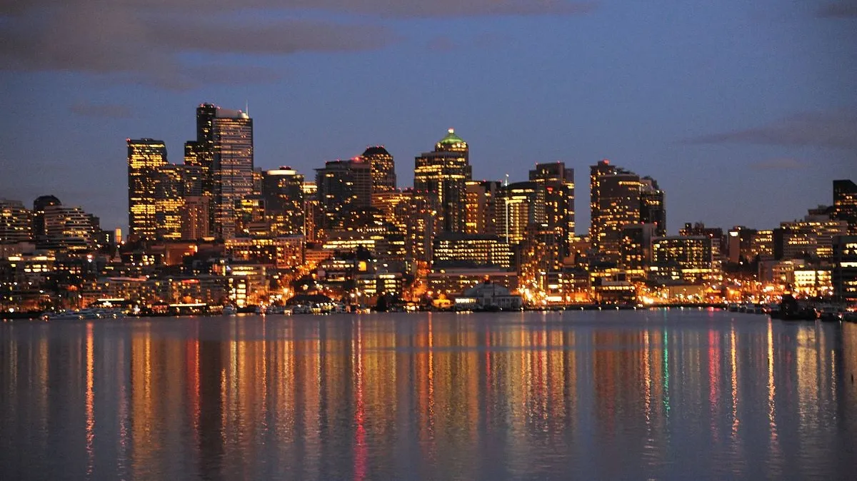 Twilight_skyscrapers_Seattle_reflected_in_Lake_Union_Seattle_Washington_USA