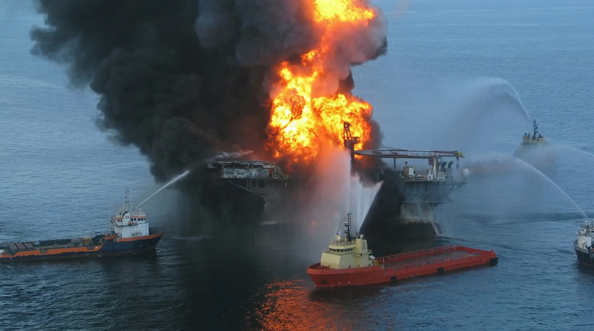 Deepwater_Horizon_offshore_drilling_unit_on_fire_2010