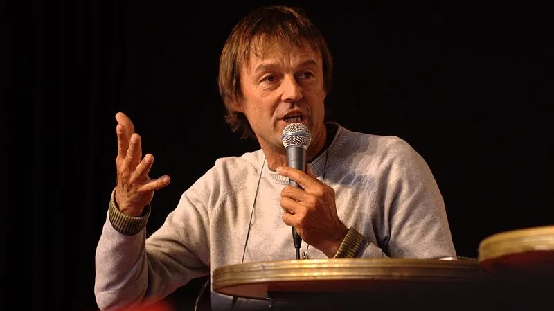 800px Nicolas_Hulot_ _Huma_2008_6415 1