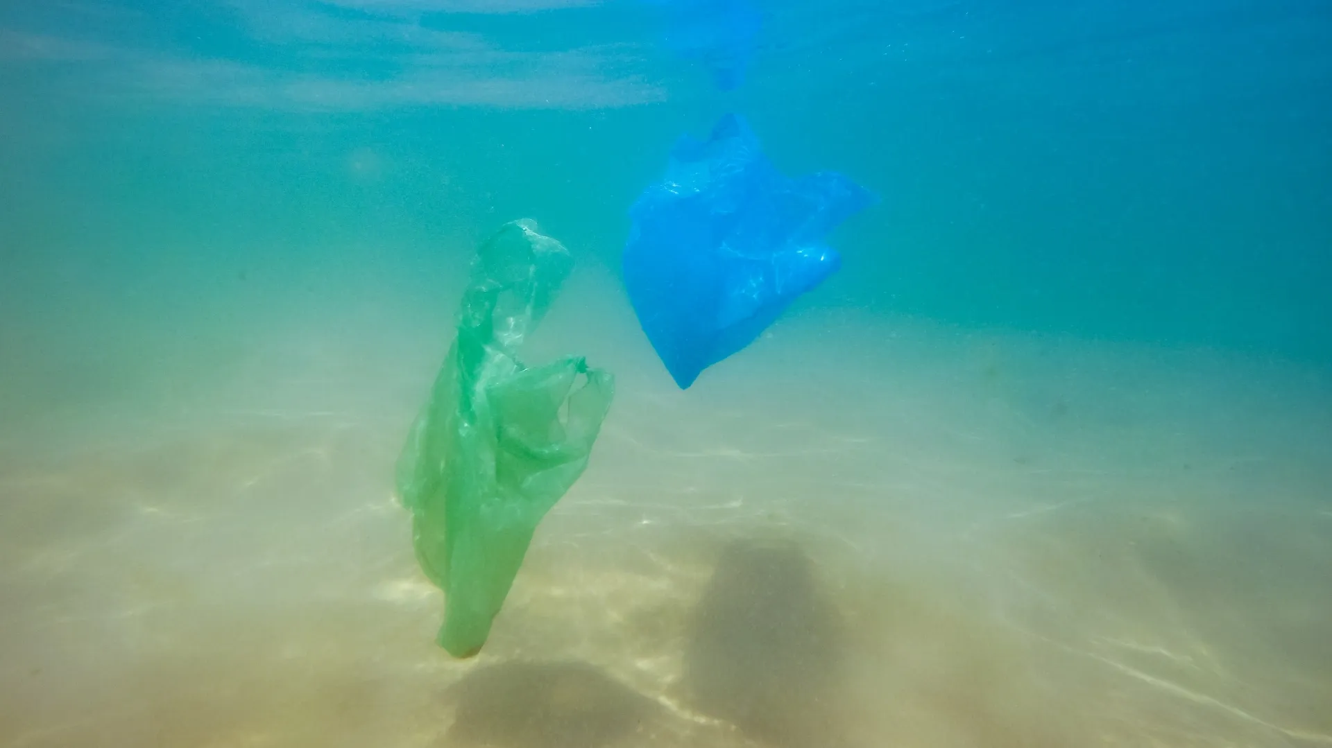 Plastikmüll_im_Meer_25943838624