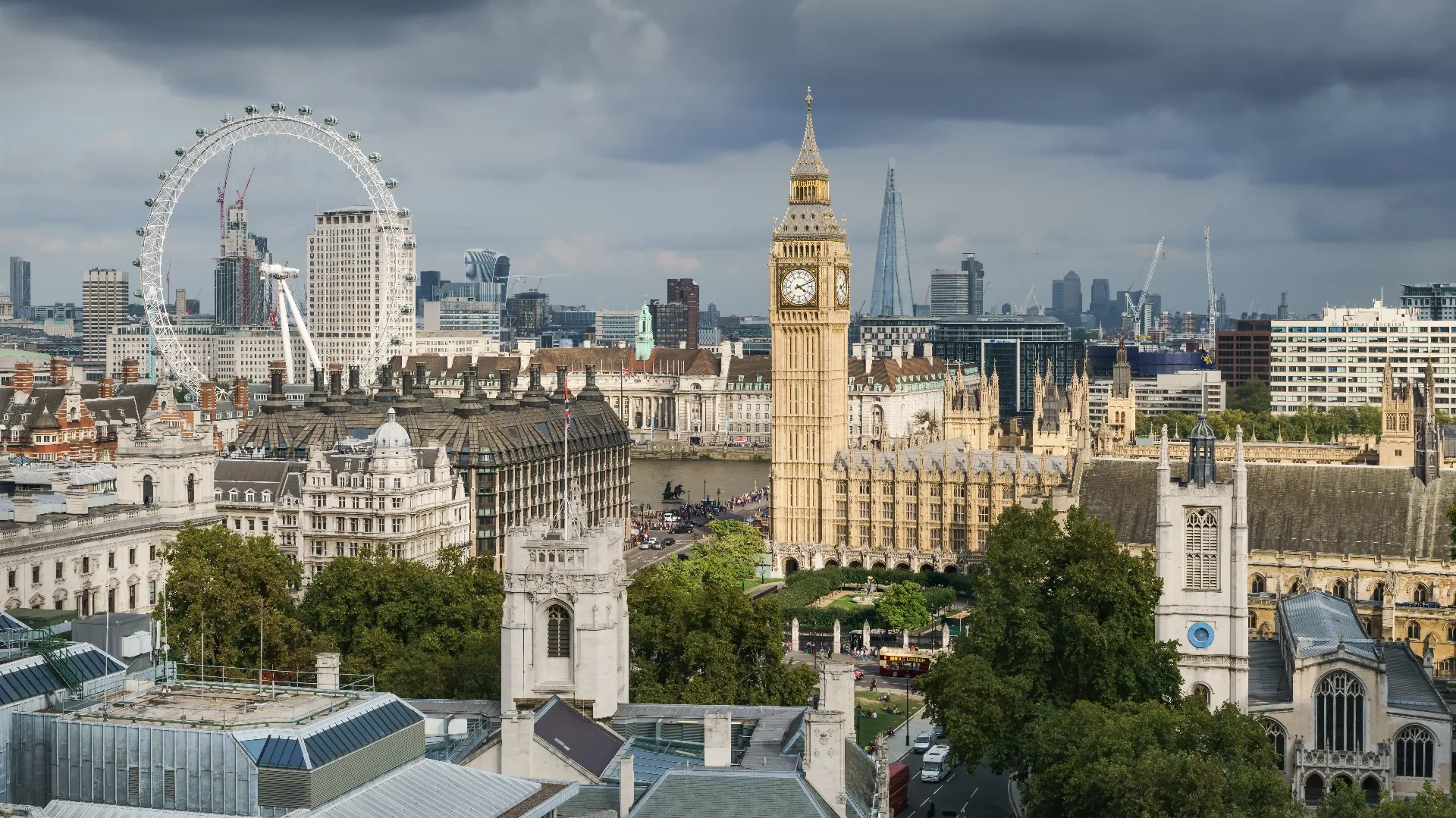 Palace_of_Westminster_from_the_dome_on_Methodist_Central_Hall